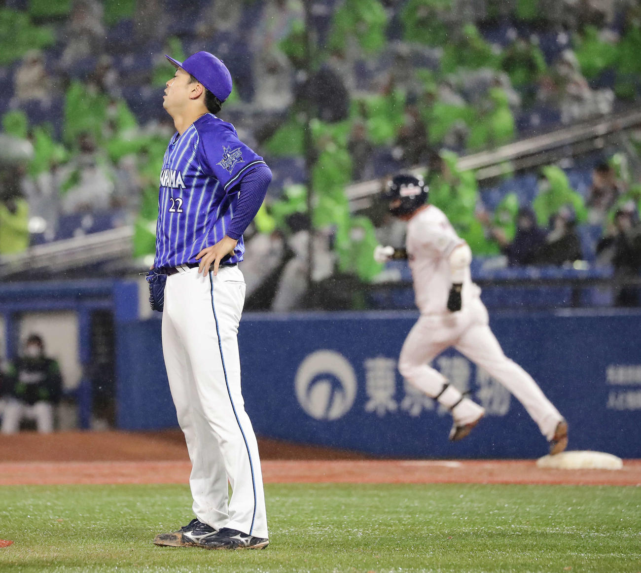ヤクルト対DeNA 5回裏ヤクル1死二塁、山田に2点本塁打を浴びたDeNA先発入江（撮影・丹羽敏通）