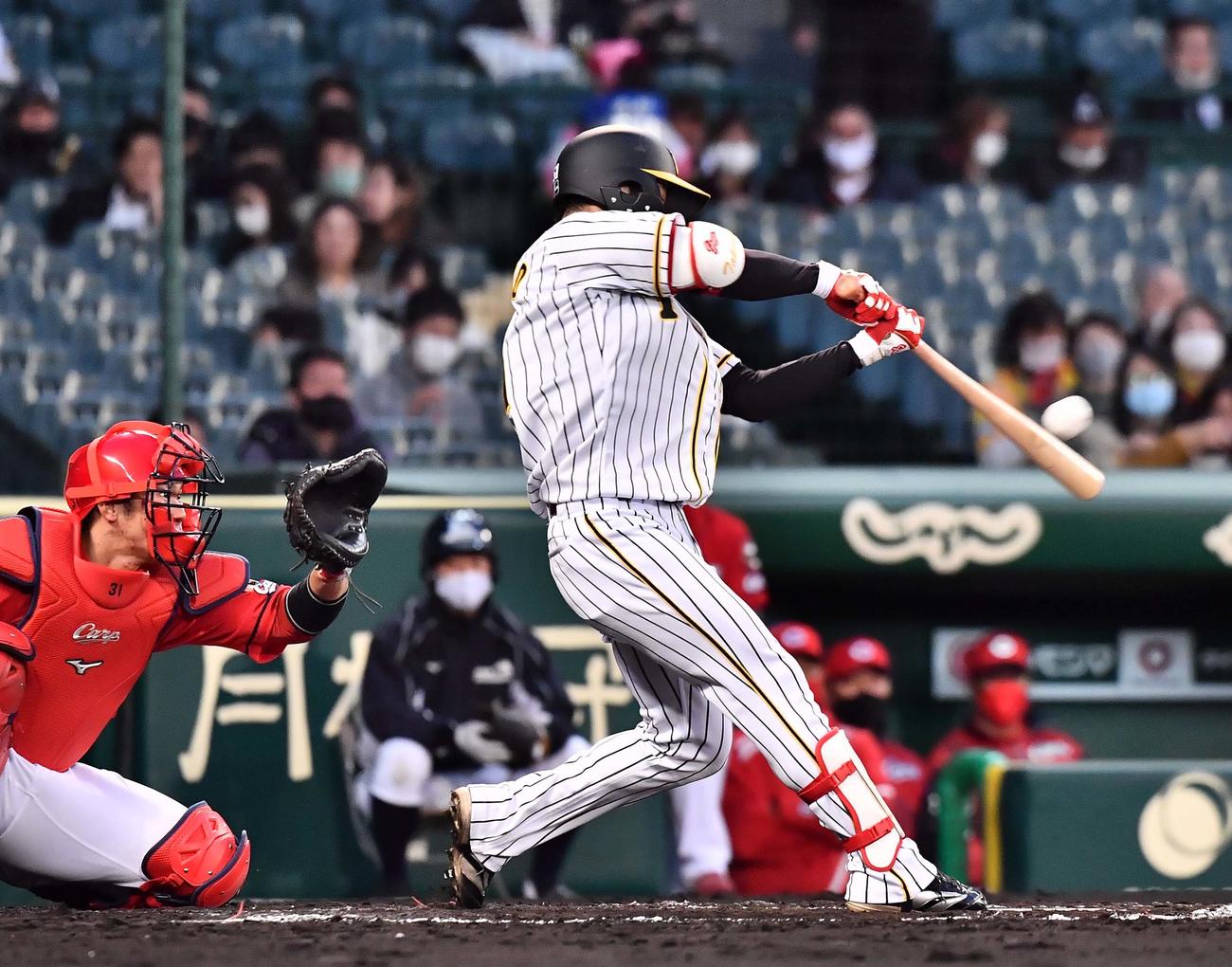 阪神対広島　2回裏阪神2死一、二塁、右前に先制適時打を放つ中野（撮影・上田博志）