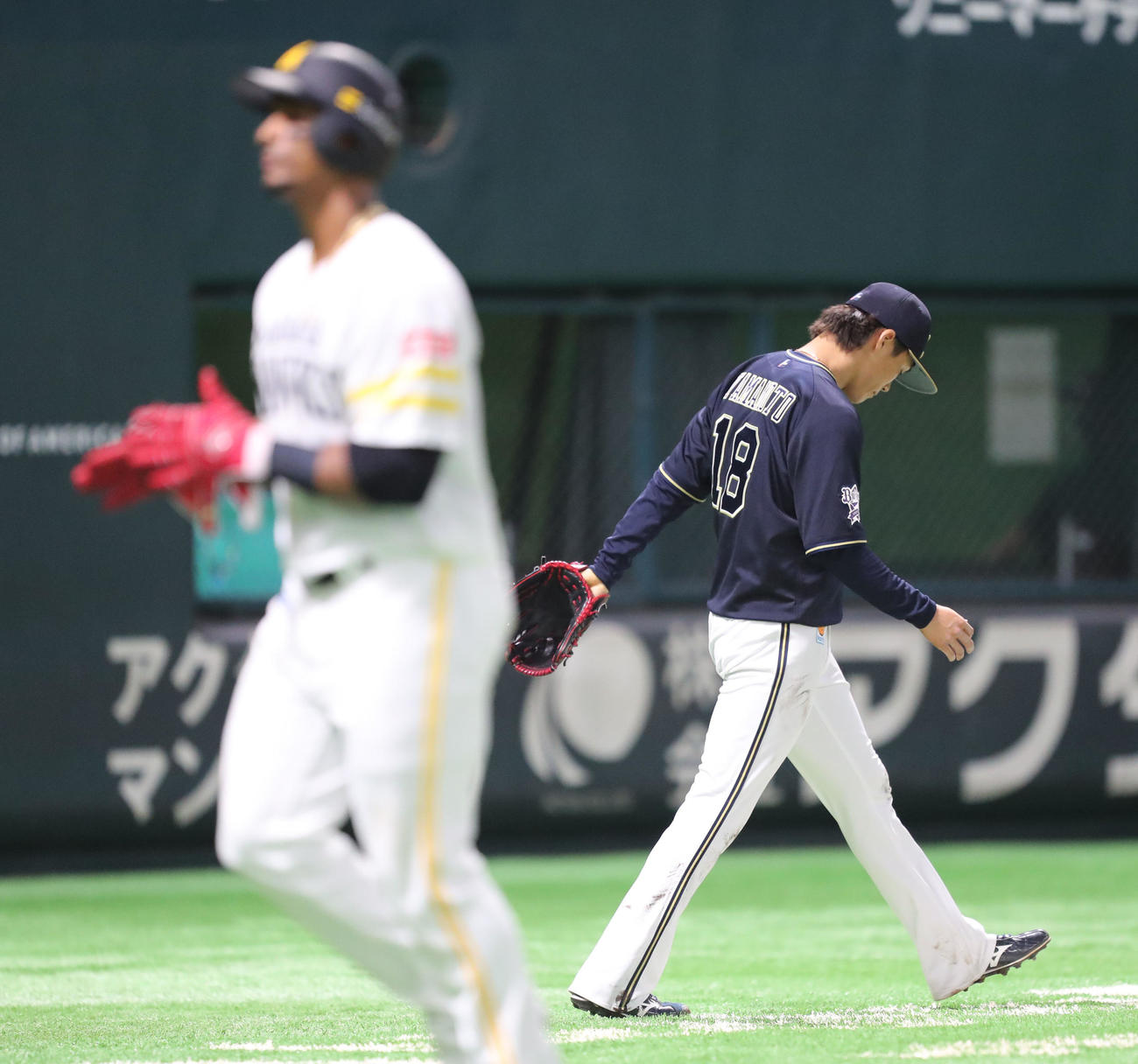 ソフトバンク対オリックス　6回裏ソフトバンク1死一、二塁、中村晃に中前適時打を浴びたオリックス山本（撮影・梅根麻紀）