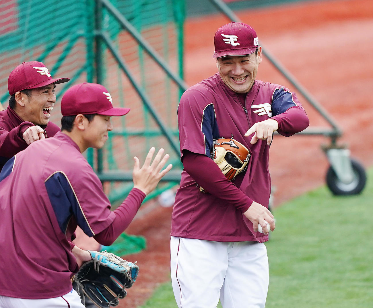 楽天対ロッテ　試合前、チームメイトとじゃんけんをする？楽天田中将（右）（撮影・菅敏）