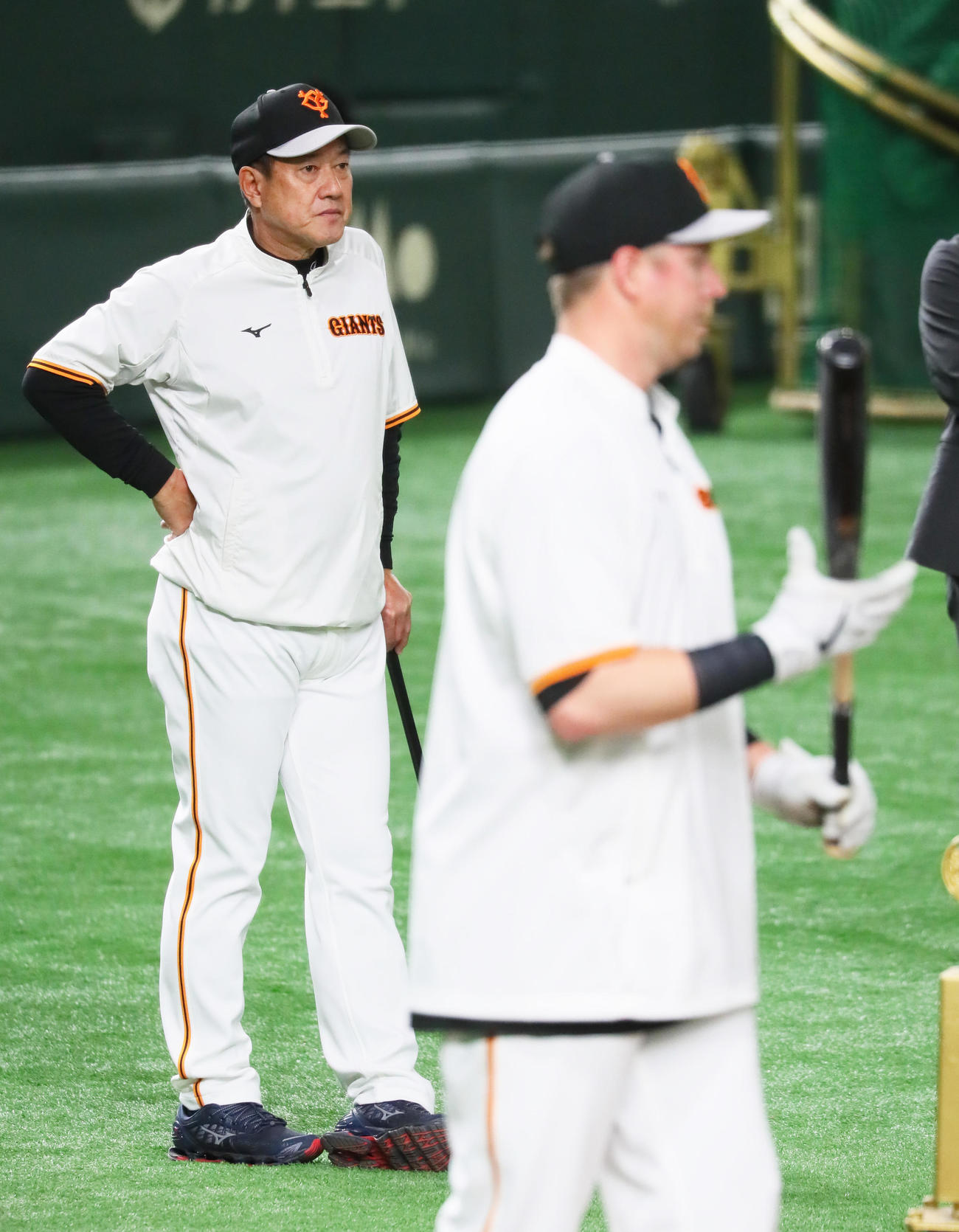 打撃練習を見つめる巨人原監督（左）。右はスモーク（撮影・足立雅史）