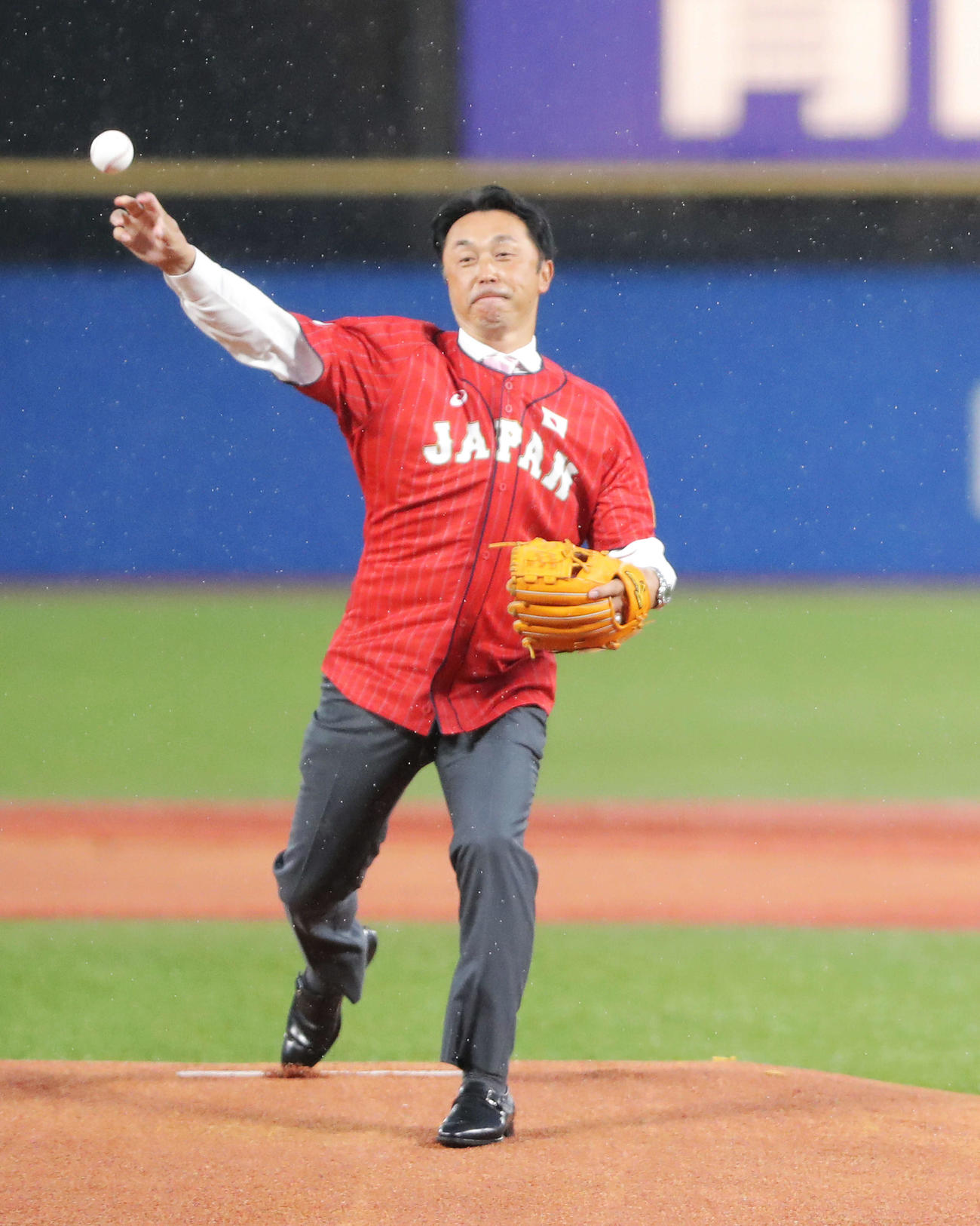 ヤクルト対DeNA　試合開始前、始球式を務める宮本氏（撮影・河田真司）