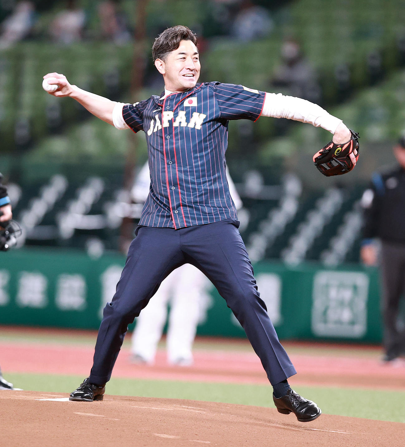 西武対日本ハム　侍ジャパンナイターで、始球式を務めるG．G．佐藤（撮影・浅見桂子）