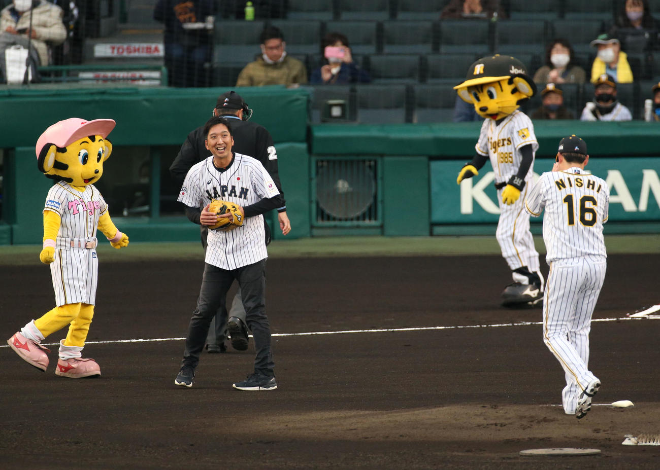始球式を終え笑顔を見せる藤川球児SA（撮影・上山淳一）