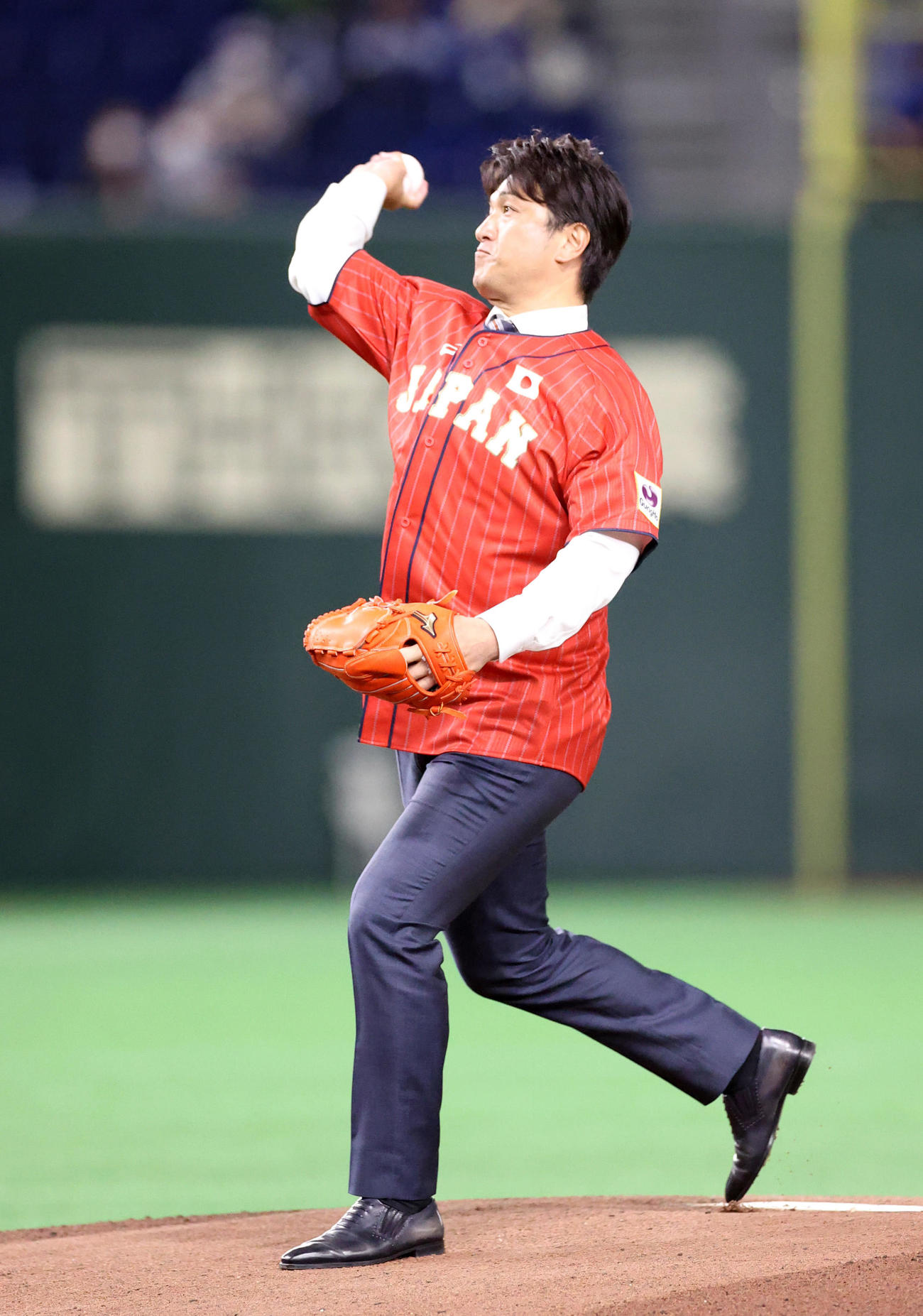 始球式を務める高橋由伸氏（撮影・狩俣裕三）