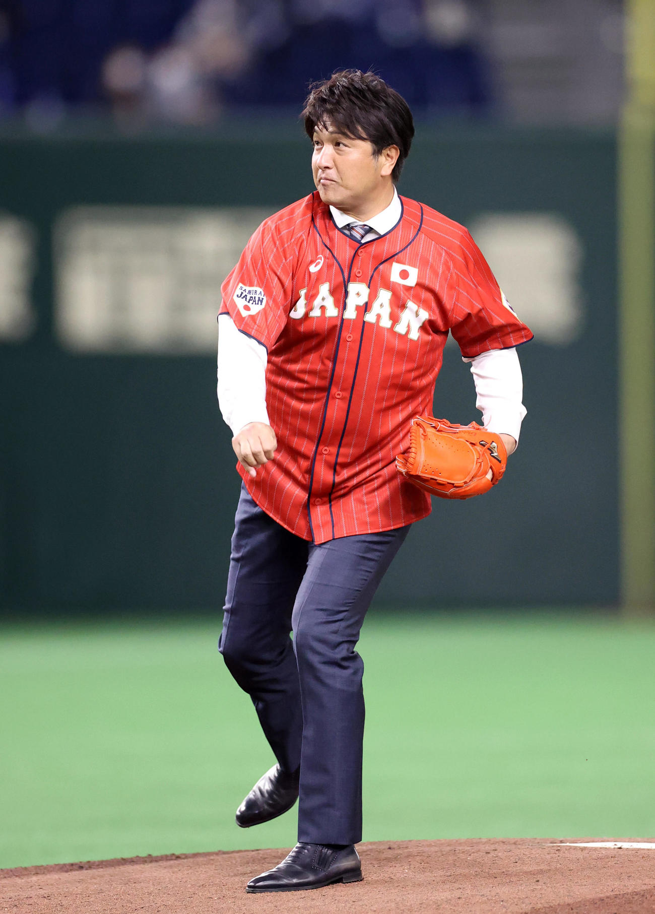 始球式を務める高橋由伸氏（撮影・狩俣裕三）