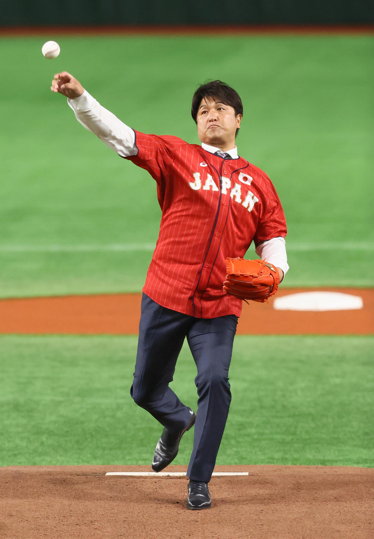 始球式を行う高橋由伸氏（撮影・足立雅史）