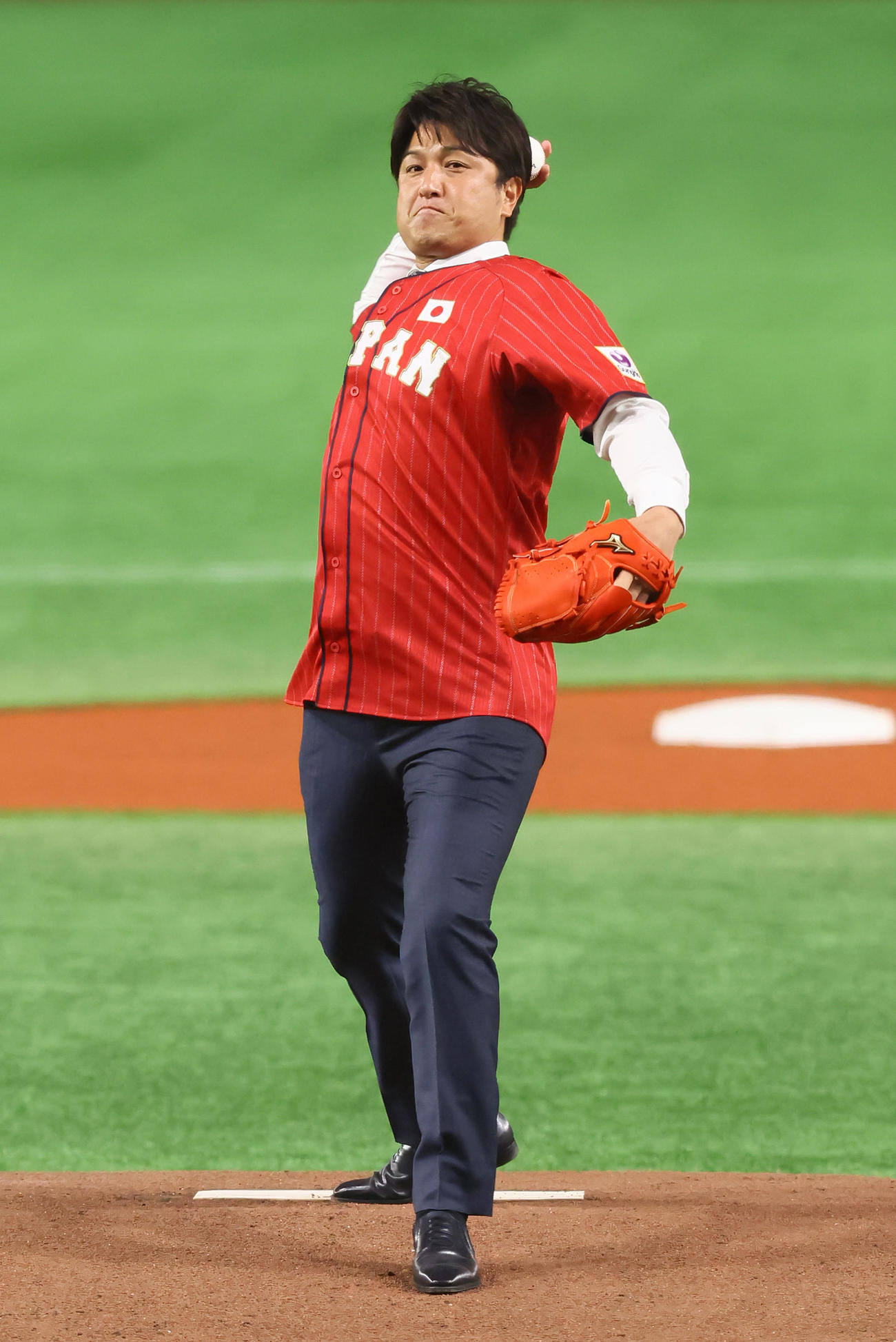 始球式を行う高橋由伸氏（撮影・足立雅史）