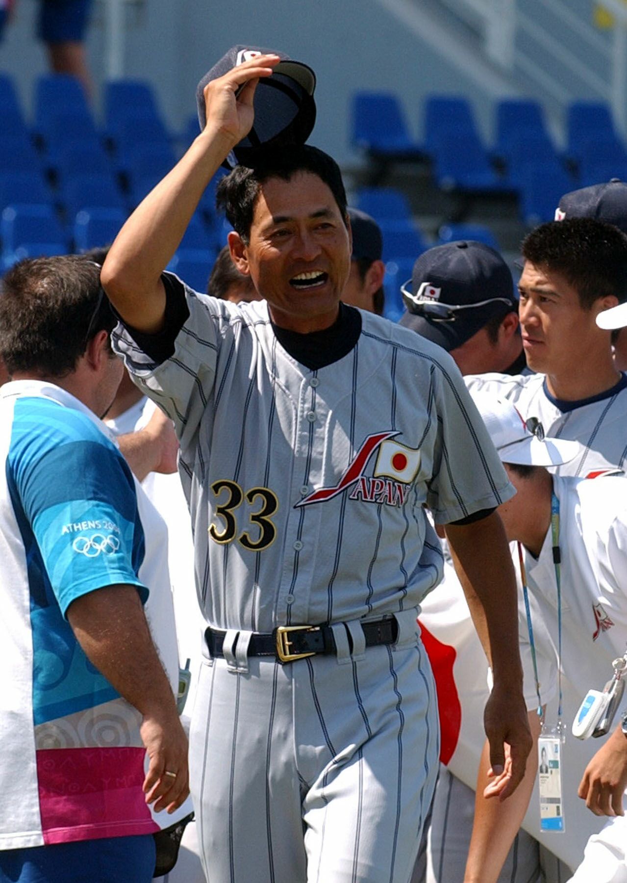 アテネ五輪で銅メダルを獲得した中畑清ヘッドコーチは、帽子を取ってホッとした表情（04年8月25日）