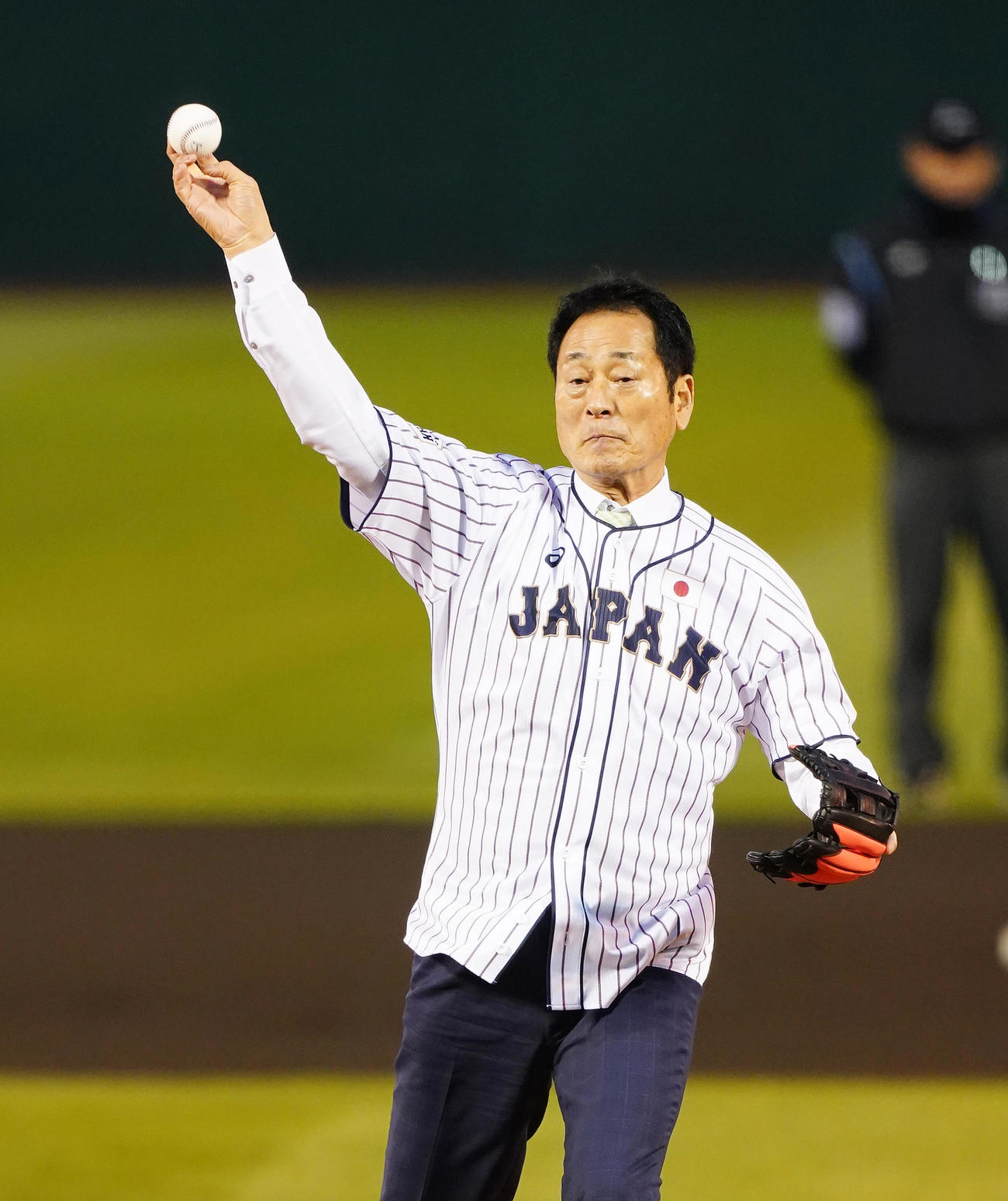 始球式を務める中畑清氏（撮影・菅敏）