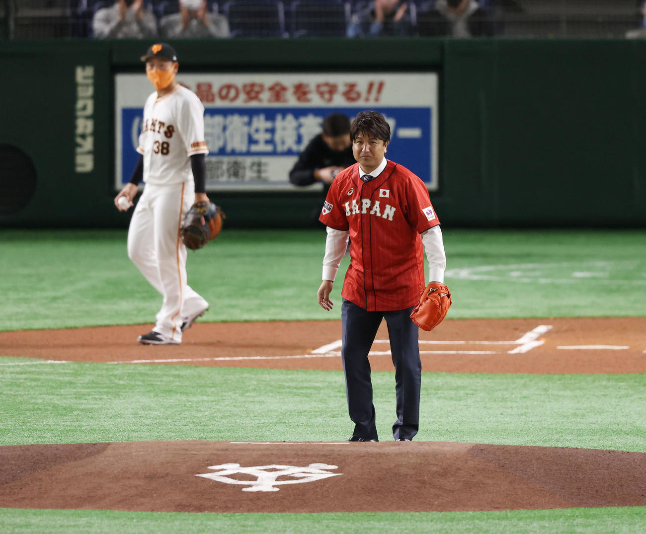 スタンドにあいさつする高橋由伸氏（撮影・垰建太）