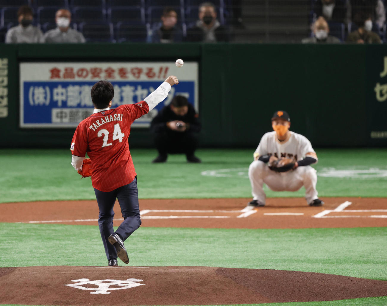 始球式を行う高橋由伸氏。捕手岸田（撮影・垰建太）