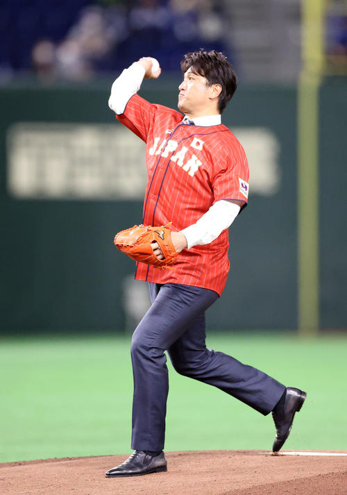 始球式を務める高橋由伸氏（撮影・狩俣裕三）