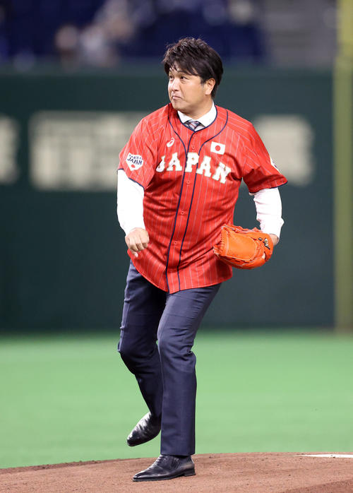 始球式を務める高橋由伸氏（撮影・狩俣裕三）