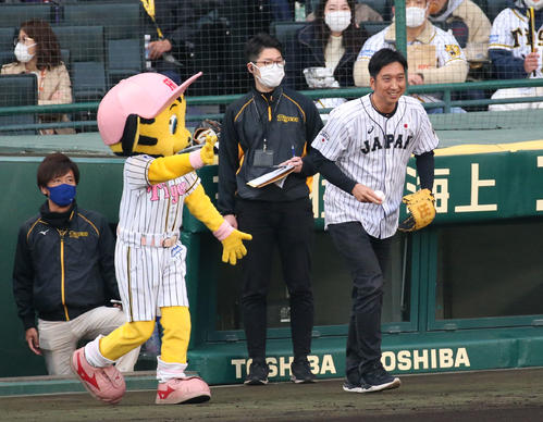 始球式でマウンドに向かう藤川球児SA（撮影・上山淳一）