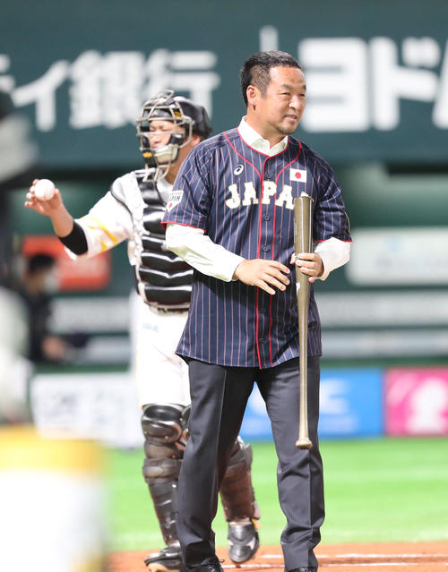 始球式で打席に立った松中信彦氏（撮影・梅根麻紀）