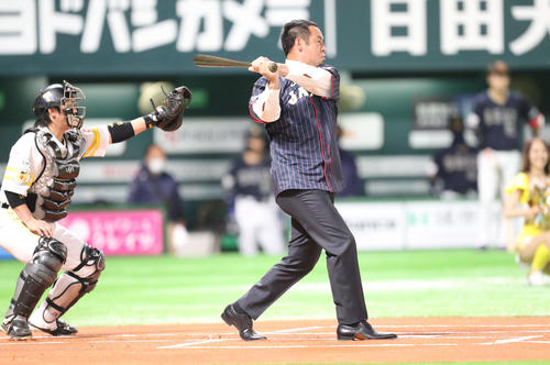 始球式で打席に立った松中信彦氏（撮影・梅根麻紀）