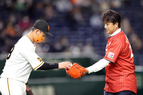 始球式を務め、岸田（左）からボールを受け取る高橋由伸氏（撮影・狩俣裕三）