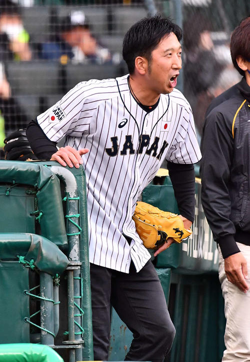 始球式の後、グラウンドにあいさつして引き揚げる藤川球児SA（撮影・上田博志）