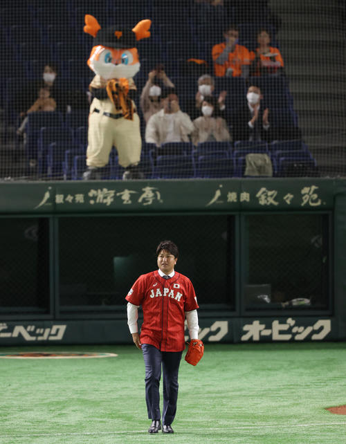 マウンドへ向かう高橋由伸氏（撮影・垰建太）