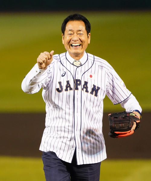 始球式を務める中畑清氏（撮影・菅敏）