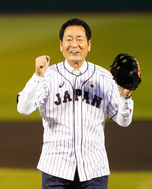 始球式を務める中畑清氏（撮影・菅敏）