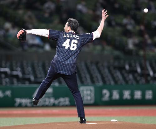 始球式でボールがすっぽ抜けるG.G.佐藤氏（撮影・黒川智章）