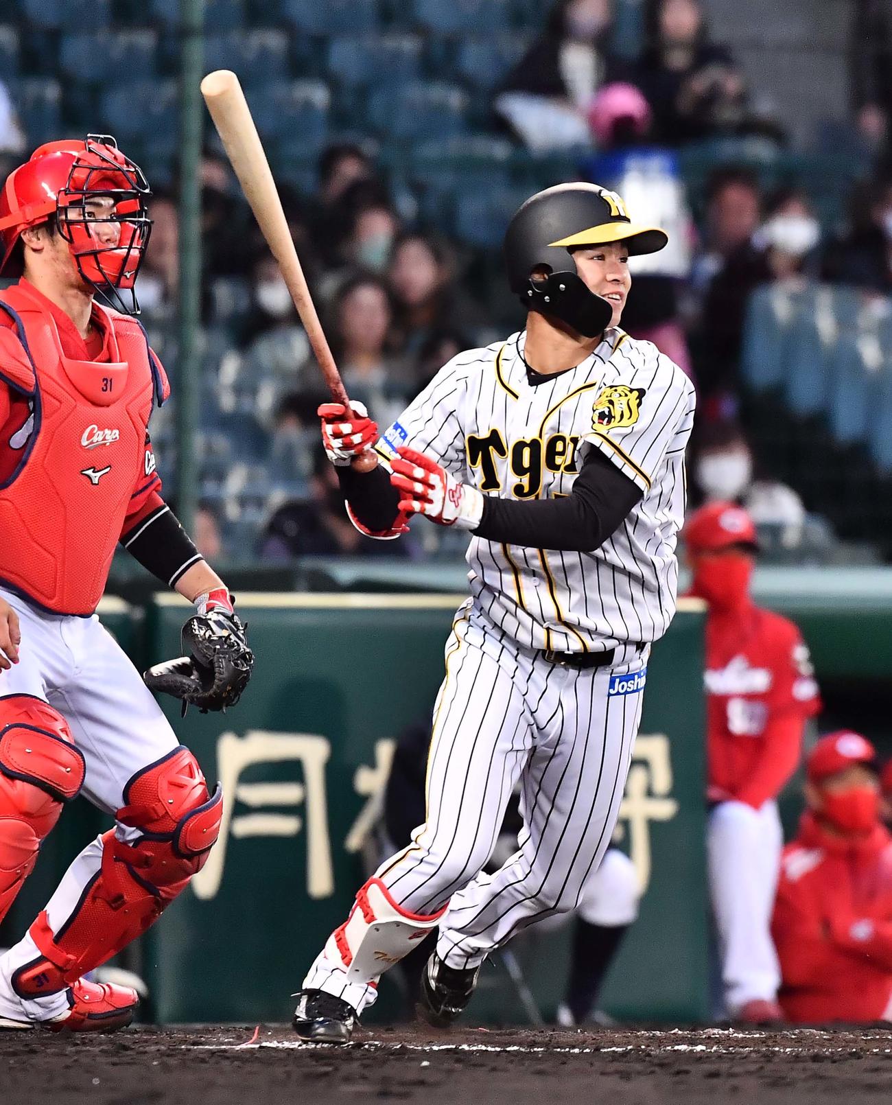 阪神対広島　2回裏阪神2死一、二塁、右前に先制適時打を放つ中野（撮影・上田博志）