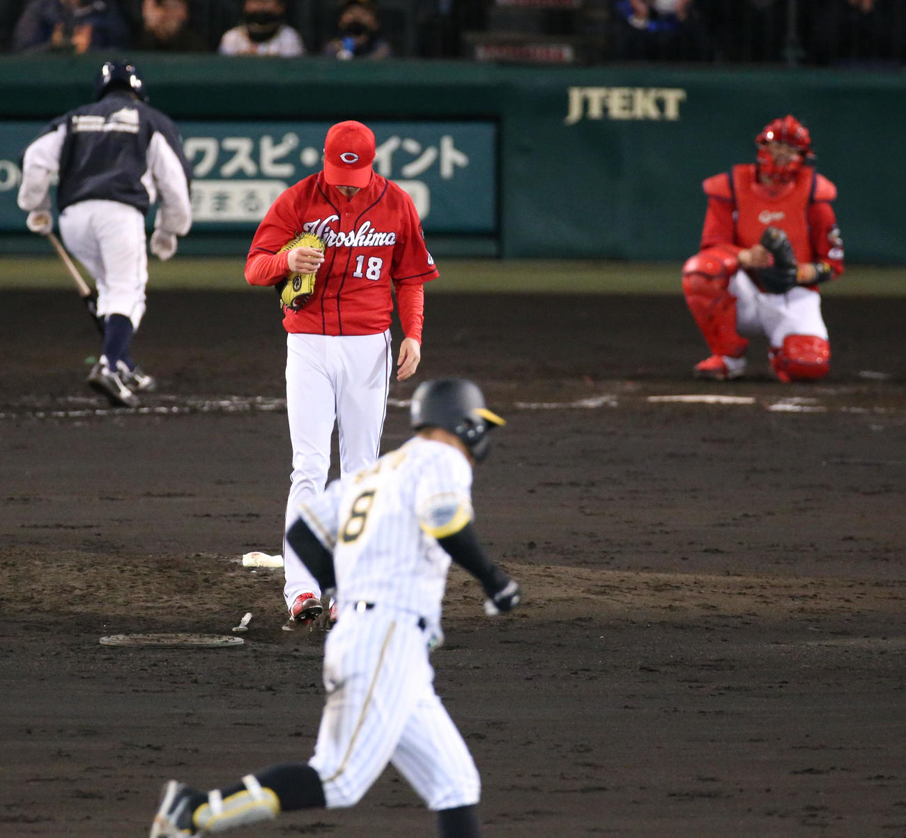 阪神対広島　4回裏阪神無死一塁、森下は佐藤輝（手前）に右越え2点本塁打を浴びる（撮影・上山淳一）