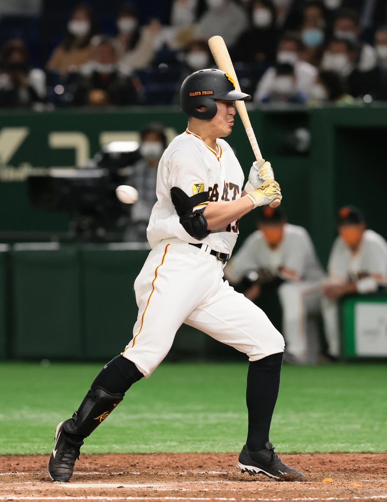 巨人対中日　5回裏巨人1死、梶谷は死球を受ける（撮影・足立雅史）