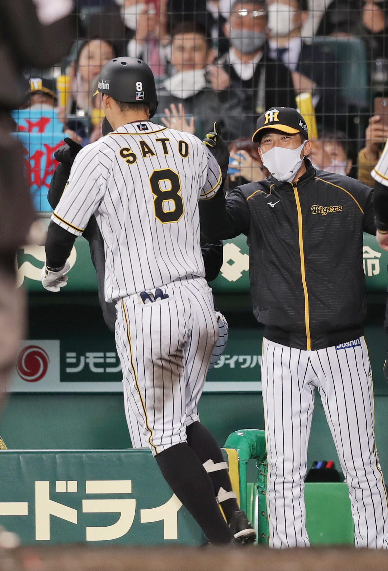 阪神対広島　4回裏阪神無死一塁、右中間へ2点本塁打を放った佐藤輝（左）を笑顔で迎える矢野監督（撮影・前田充）