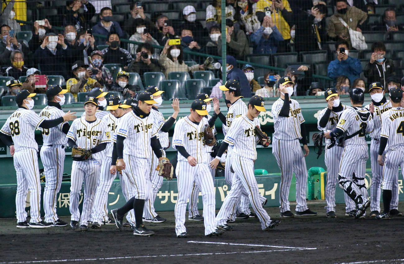 阪神対広島　広島に勝利し、ベンチ前でナインとエアタッチする矢野監督（左）（撮影・上山淳一）