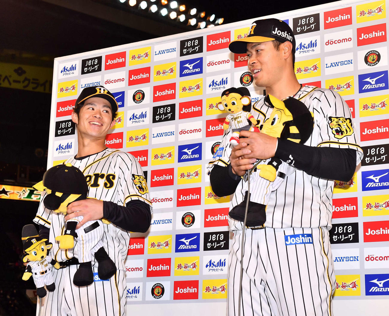 阪神対広島　甲子園での初ヒーローインタビューで笑顔を見せる中野（左）と佐藤輝（撮影・上田博志）