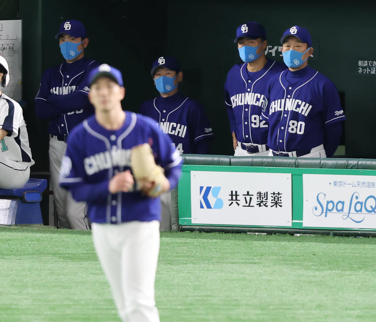 巨人対中日　3回裏、中日先発の勝野（手前）が立て続けに安打を許しベンチで渋い表情の与田監督（右から2人目）（撮影・垰建太）