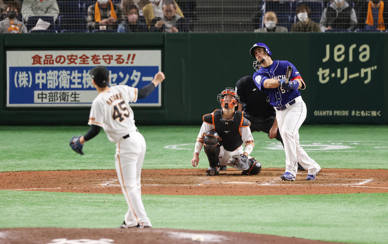 巨人対中日　9回表中日無死、右越えソロ本塁打を放つA・マルティネス。投手畠（撮影・垰建太）