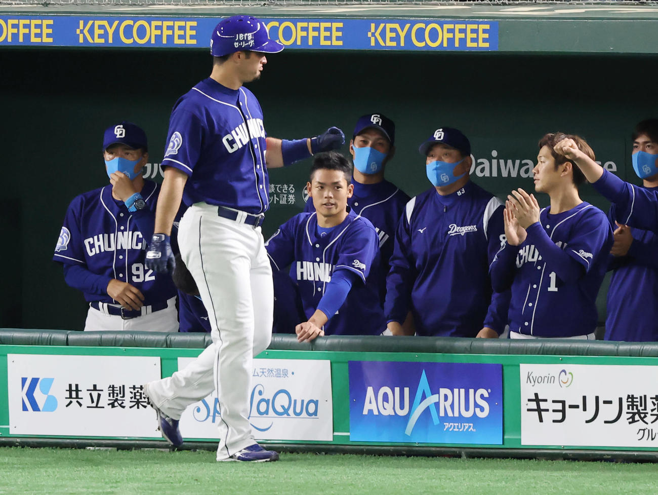 巨人対中日　9回表中日無死、右越えソロ本塁打を放ったA・マルティネス（手前）を出迎える与田監督（左）らベンチナイン（撮影・垰建太）