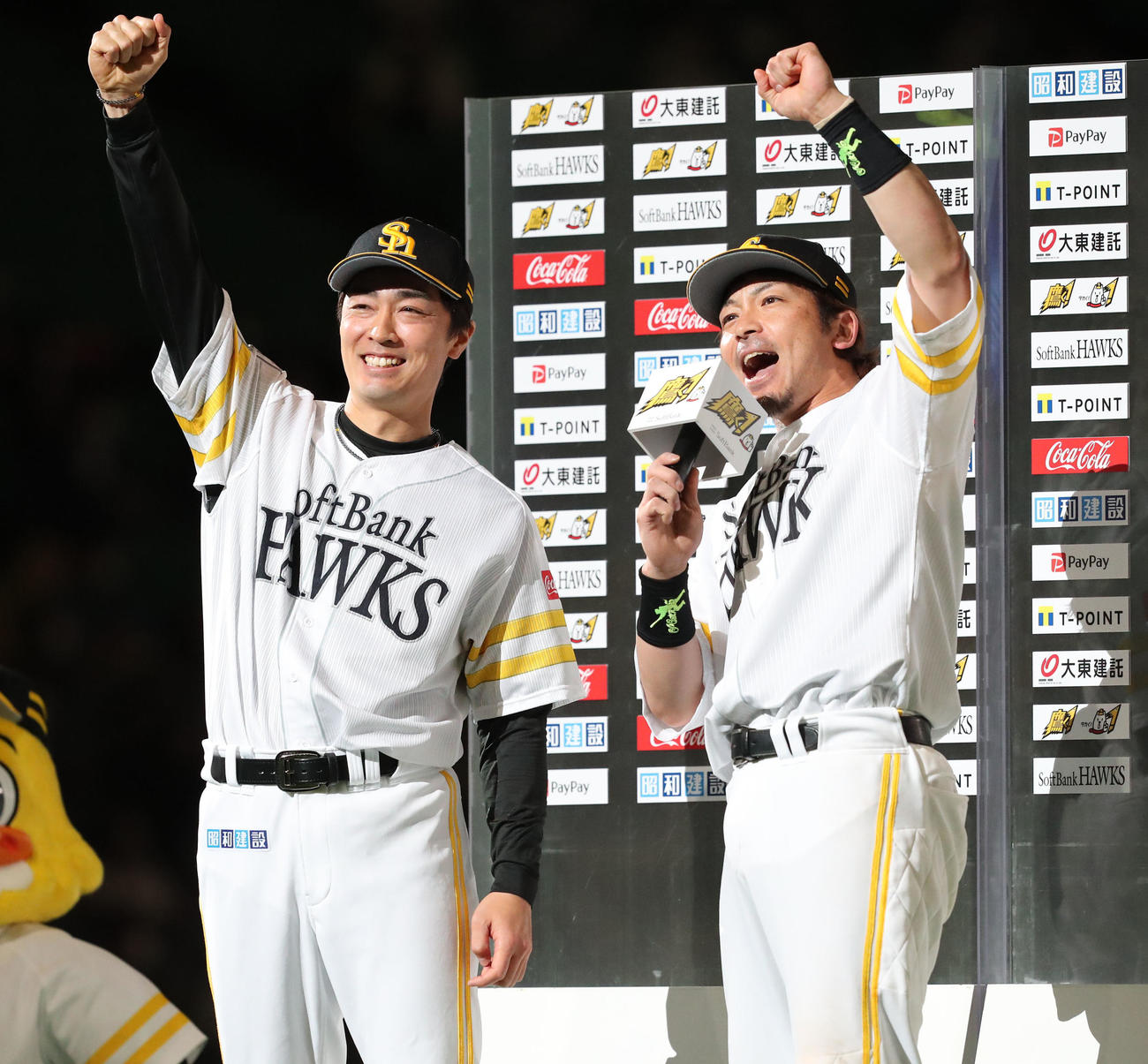 ソフトバンク対オリックス　ヒーローになった松田宣（左）と和田は笑顔でガッツポーズ（撮影・梅根麻紀）
