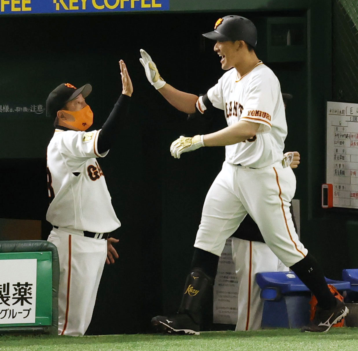 巨人対中日　3回裏巨人、2ランを放ち、原監督（左）に迎えられる梶谷