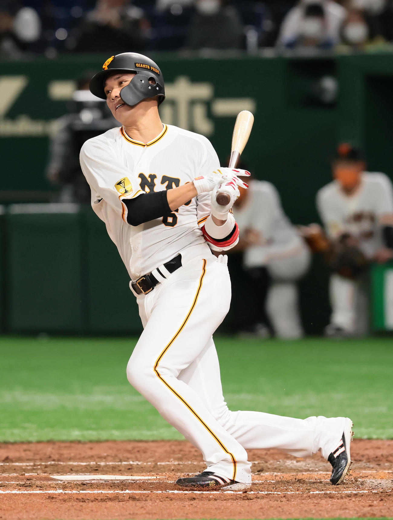 巨人対中日　3回裏巨人1死一、二塁、坂本は左越え2点適時二塁打を放つ（撮影・足立雅史）
