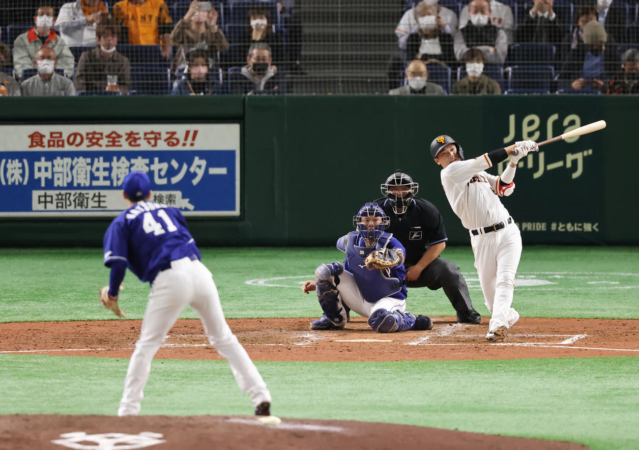 巨人対中日　3回裏巨人1死一、二塁、左翼に適時二塁打を放つ坂本。投手勝野（撮影・垰建太）