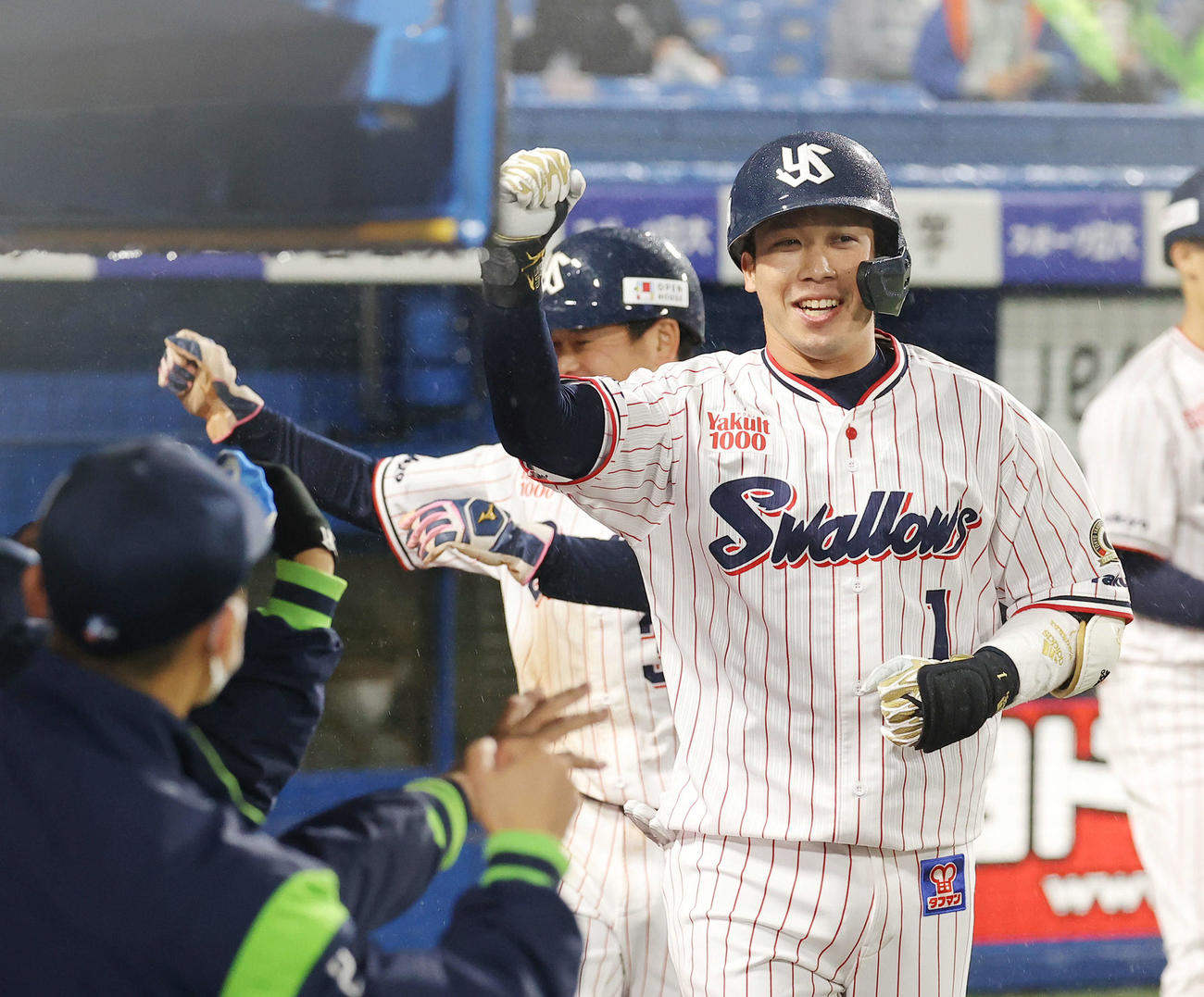 ヤクルト対DeNA 5回裏ヤクルト1死二塁、左越え2点本塁打で生還し、ベンチナインに迎えられる山田（撮影・河田真司）