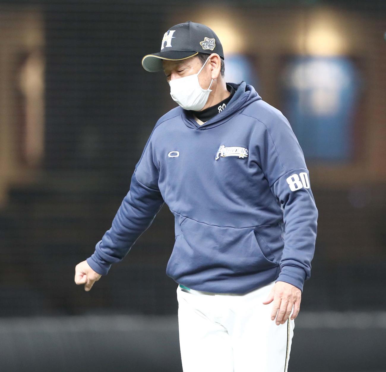 西武対日本ハム　渋い表情で選手交代を告げる栗山監督（撮影・黒川智章）
