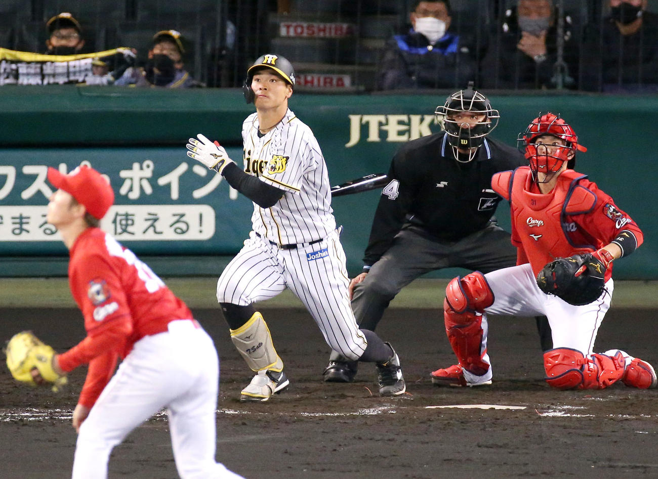 阪神対広島　4回裏阪神無死一塁、佐藤輝は甲子園1号となる右越え2点本塁打を放つ（撮影・上山淳一）
