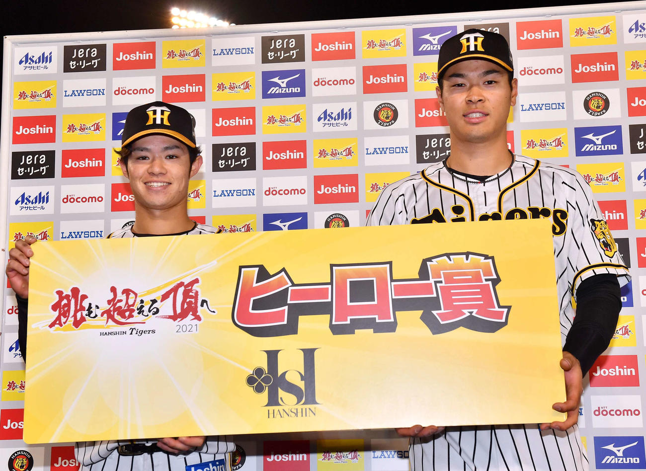 阪神対広島　甲子園での初ヒーローインタビューで笑顔を見せる中野（左）と佐藤輝（撮影・上田博志）