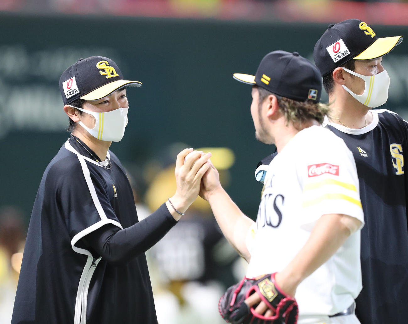 ソフトバンク対オリックス　勝利投手となった和田毅は森唯斗からウイニングボールを渡される（撮影・梅根麻紀）