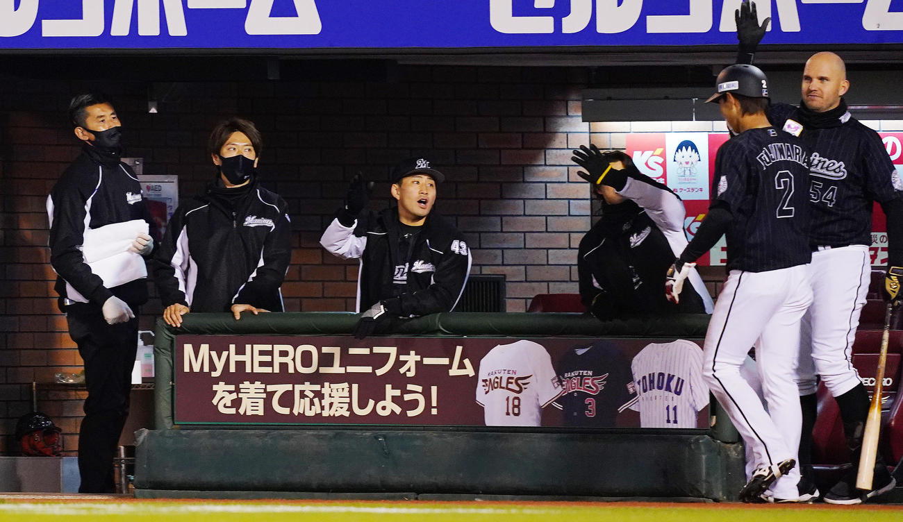 楽天対ロッテ　7回表ロッテ2死一、二塁、中村の中前適時打で生還した二塁走者藤原（右から2人目）を迎える小島（左から3人目）（撮影・菅敏）