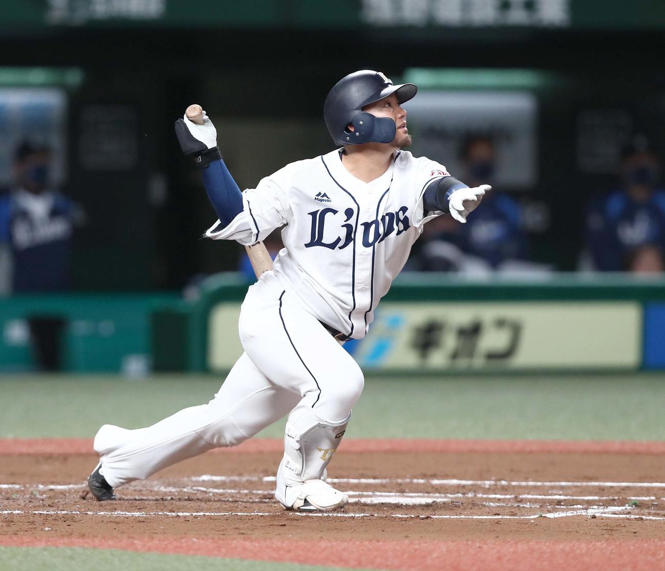 西武対日本ハム　1回裏西武1死三塁、右前適時打を放つ森（撮影・黒川智章）