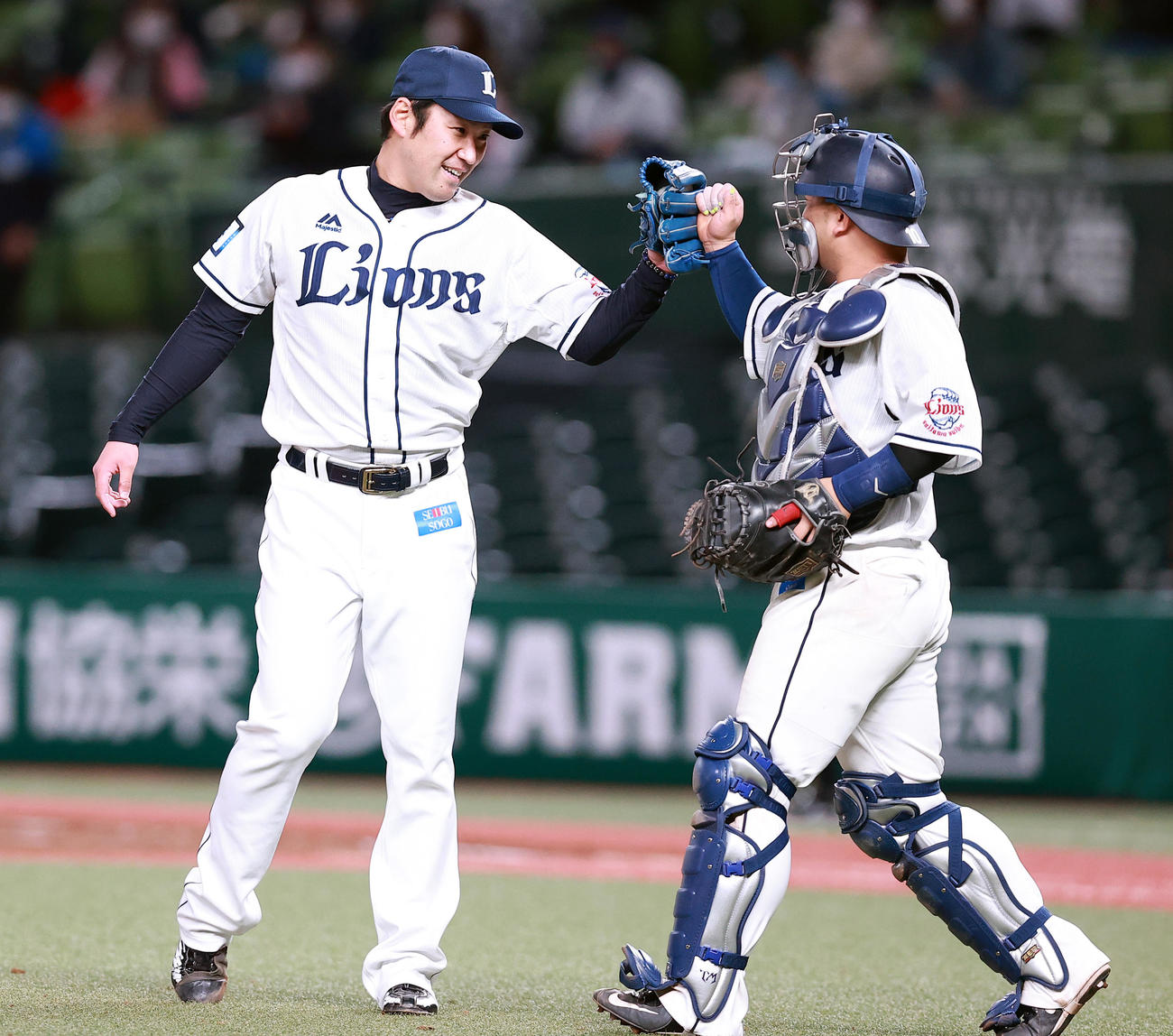 西武対日本ハム　9回表日本ハムの攻撃を抑えた増田（左）は森と笑顔でグータッチ（撮影・浅見桂子）