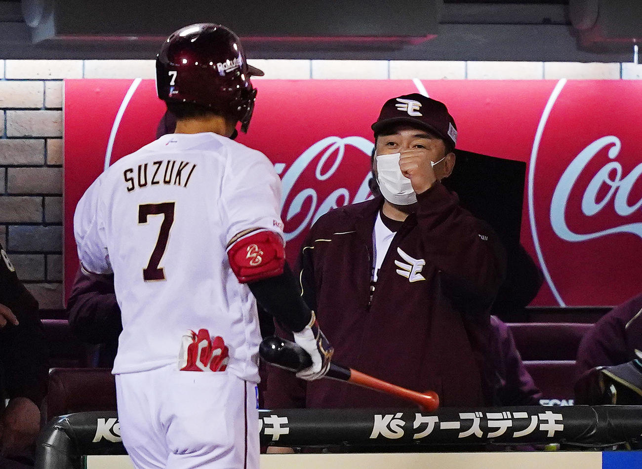 楽天対ロッテ　9回裏楽天1死一、三塁、右へ同点の犠飛を放った鈴木（左）をグータッチで迎える石井GM兼監督（撮影・菅敏）