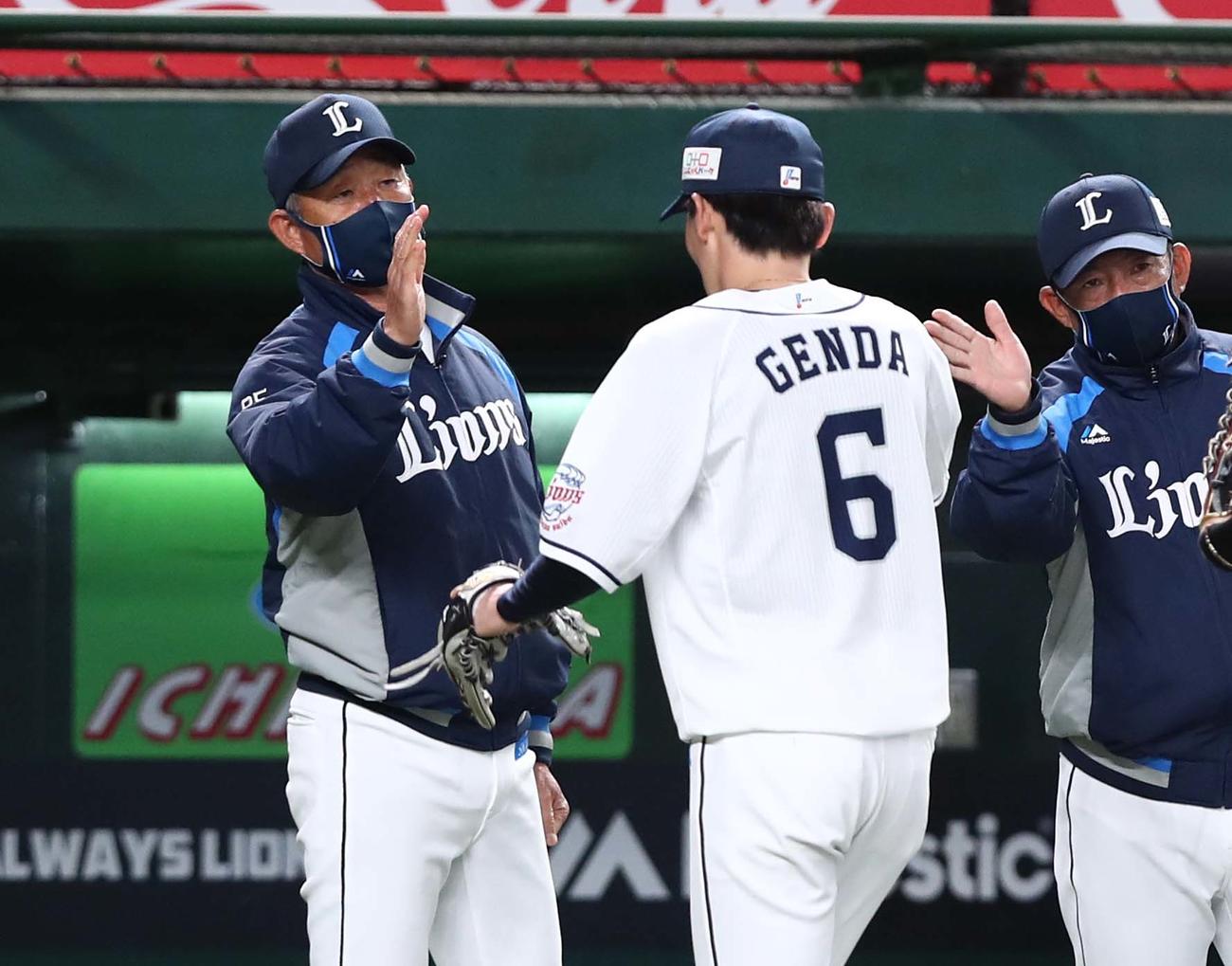 西武対日本ハム　試合後、ナインを出迎える辻監督（左）（撮影・黒川智章）